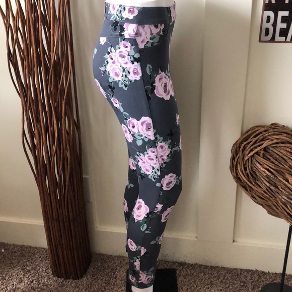 LAST ONE SZ S ! Utopia by Hue gray floral leggings - Picture 3 of 8